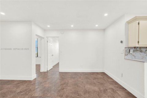 Condo in Pembroke Pines, Florida, 3 bedrooms  № 1991977 - photo 14