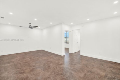 Condo in Pembroke Pines, Florida, 3 bedrooms  № 1991977 - photo 11