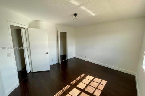 Купить кондоминиум в Пемброк-Пайнс, Флорида 2 спальни, 71.53м2, № 1454750 - фото 2