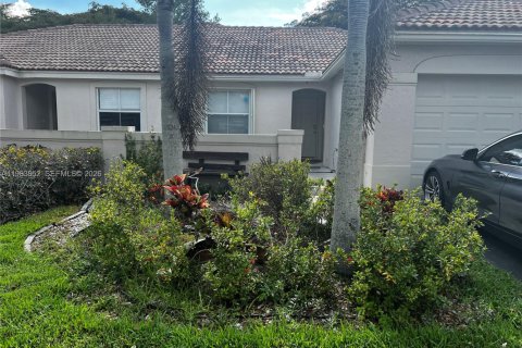 House in Weston, Florida 2 bedrooms, 107.12 sq.m. № 2047853