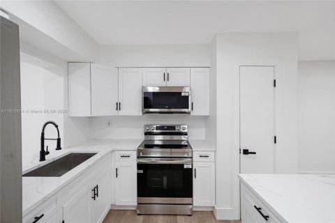 House in Lauderdale Lakes, Florida 3 bedrooms, 141.21 sq.m. № 2013748 - photo 8