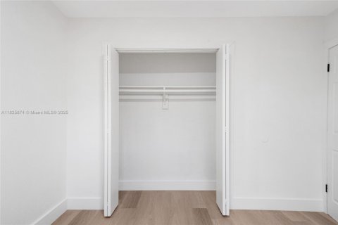 House in Lauderdale Lakes, Florida 3 bedrooms, 141.21 sq.m. № 2013748 - photo 21