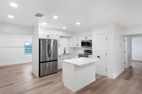 House in Lauderdale Lakes, Florida 3 bedrooms, 141.21 sq.m. № 2013748 - photo 6