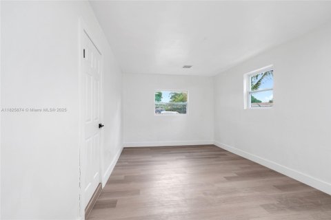 House in Lauderdale Lakes, Florida 3 bedrooms, 141.21 sq.m. № 2013748 - photo 26