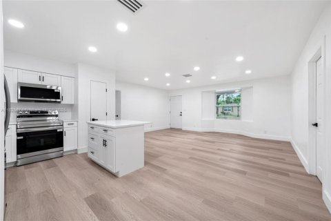 House in Lauderdale Lakes, Florida 3 bedrooms, 141.21 sq.m. № 2013748 - photo 13