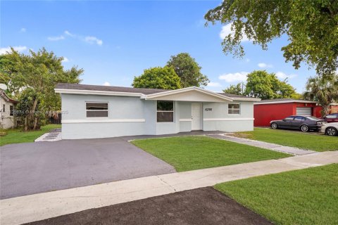 House in Lauderdale Lakes, Florida 3 bedrooms, 141.21 sq.m. № 2013748 - photo 2