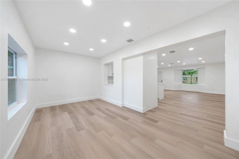 House in Lauderdale Lakes, Florida 3 bedrooms, 141.21 sq.m. № 2013748 - photo 12