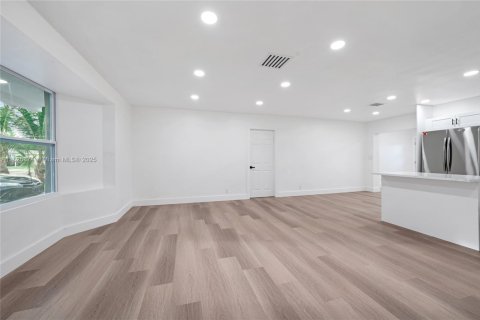 House in Lauderdale Lakes, Florida 3 bedrooms, 141.21 sq.m. № 2013748 - photo 4