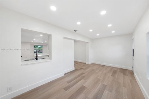 House in Lauderdale Lakes, Florida 3 bedrooms, 141.21 sq.m. № 2013748 - photo 23