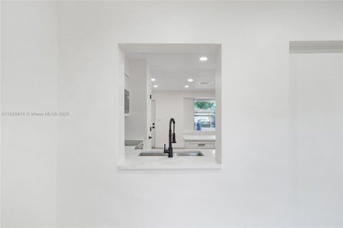 House in Lauderdale Lakes, Florida 3 bedrooms, 141.21 sq.m. № 2013748 - photo 22