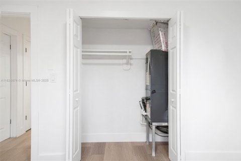 House in Lauderdale Lakes, Florida 3 bedrooms, 141.21 sq.m. № 2013748 - photo 19