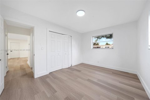 House in Lauderdale Lakes, Florida 3 bedrooms, 141.21 sq.m. № 2013748 - photo 18