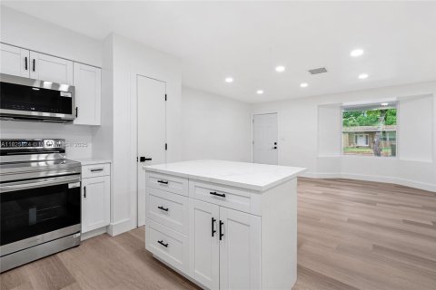 House in Lauderdale Lakes, Florida 3 bedrooms, 141.21 sq.m. № 2013748 - photo 9