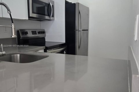 Снять в аренду кондоминиум в Майами, Флорида 1 спальня, 76.74м2, № 1982056 - фото 2