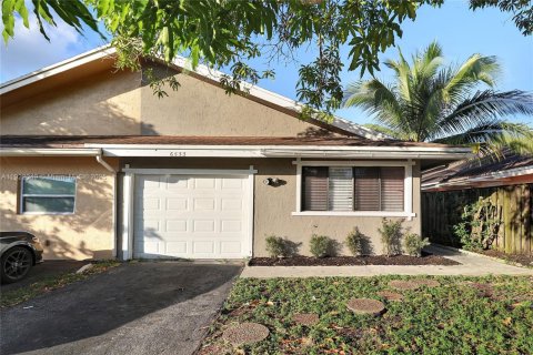 Casa en venta en North Lauderdale, Florida, 4 dormitorios, 109.62 m2 № 1976099 - foto 1