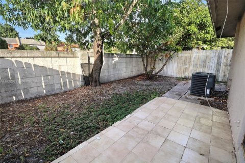 Casa en venta en North Lauderdale, Florida, 4 dormitorios, 109.62 m2 № 1976099 - foto 19