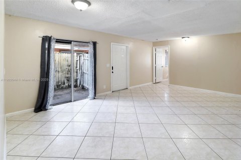 Casa en venta en North Lauderdale, Florida, 4 dormitorios, 109.62 m2 № 1976099 - foto 9
