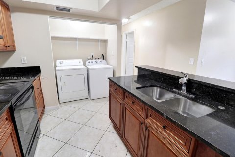 Casa en venta en North Lauderdale, Florida, 4 dormitorios, 109.62 m2 № 1976099 - foto 5