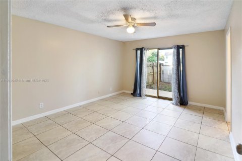 Casa en venta en North Lauderdale, Florida, 4 dormitorios, 109.62 m2 № 1976099 - foto 11