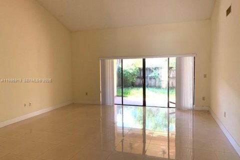 Снять в аренду таунхаус в Майами, Флорида 3 спальни, 151.99м2, № 2044841 - фото 5