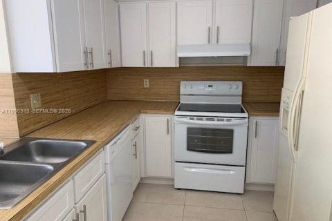 Снять в аренду таунхаус в Майами, Флорида 3 спальни, 151.99м2, № 2044841 - фото 9