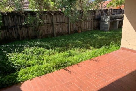 Снять в аренду таунхаус в Майами, Флорида 3 спальни, 151.99м2, № 2044841 - фото 17