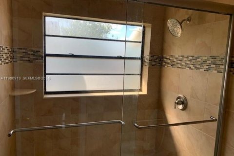 Снять в аренду таунхаус в Майами, Флорида 3 спальни, 151.99м2, № 2044841 - фото 15