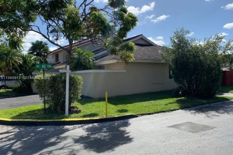 Снять в аренду таунхаус в Майами, Флорида 3 спальни, 151.99м2, № 2044841 - фото 4