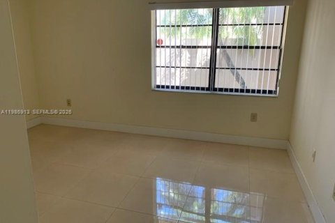 Снять в аренду таунхаус в Майами, Флорида 3 спальни, 151.99м2, № 2044841 - фото 13