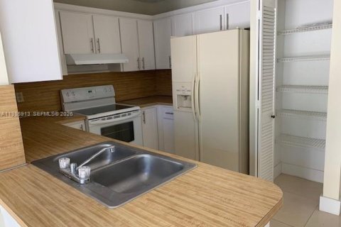 Снять в аренду таунхаус в Майами, Флорида 3 спальни, 151.99м2, № 2044841 - фото 6