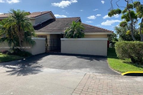 Снять в аренду таунхаус в Майами, Флорида 3 спальни, 151.99м2, № 2044841 - фото 2