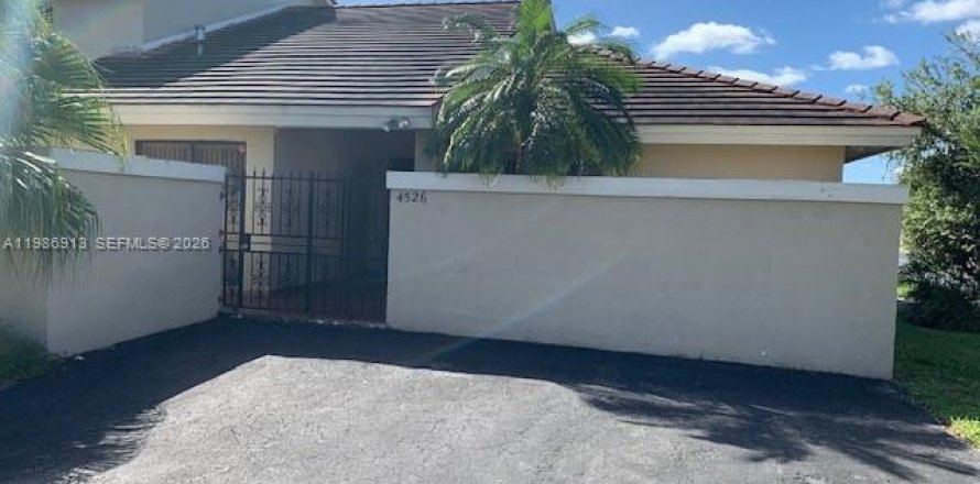 Таунхаус в Майами, Флорида 3 спальни, 151.99м2 № 2044841