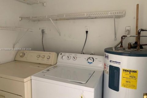 Снять в аренду таунхаус в Майами, Флорида 3 спальни, 151.99м2, № 2044841 - фото 7