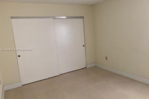 Снять в аренду таунхаус в Майами, Флорида 3 спальни, 151.99м2, № 2044841 - фото 12