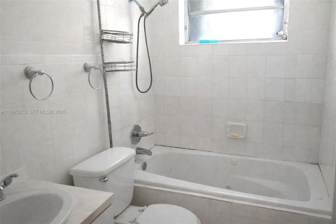 Купить виллу или дом в Майами-Гарденс, Флорида 4 спальни, 116.13м2, № 2064136 - фото 8