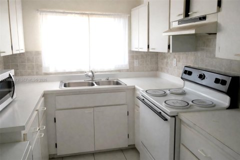 Купить виллу или дом в Майами-Гарденс, Флорида 4 спальни, 116.13м2, № 2064136 - фото 10