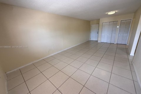 Condominio en Hialeah, Florida, 1 dormitorio  № 2029224