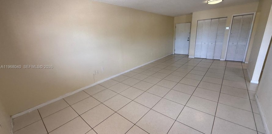 Condominio en Hialeah, Florida, 1 dormitorio  № 2029224
