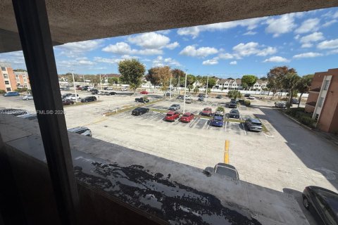 Condominio en alquiler en Hialeah, Florida, 1 dormitorio, 61.32 m2 № 2029224 - foto 6