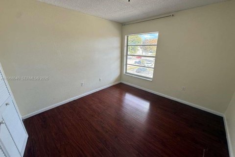 Condominio en alquiler en Hialeah, Florida, 1 dormitorio, 61.32 m2 № 2029224 - foto 3