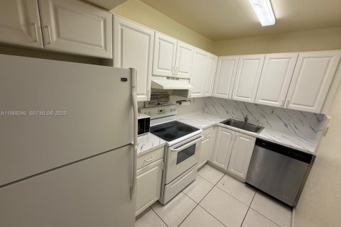 Condominio en alquiler en Hialeah, Florida, 1 dormitorio, 61.32 m2 № 2029224 - foto 2