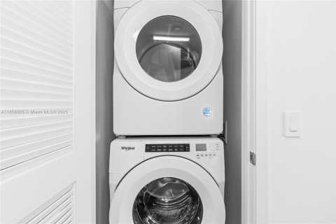 Condo in Miami, Florida, 1 bedroom № 1957754 - photo 17