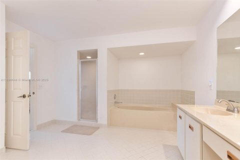 House in Miami, Florida 4 bedrooms, 247.49 sq.m. № 1948081 - photo 13