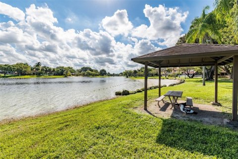 House in Miami, Florida 4 bedrooms, 247.49 sq.m. № 1948081 - photo 24