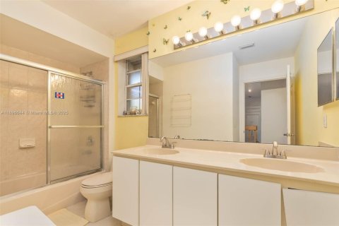 House in Miami, Florida 4 bedrooms, 247.49 sq.m. № 1948081 - photo 17