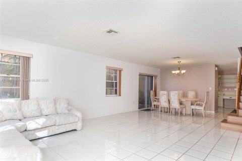 House in Miami, Florida 4 bedrooms, 247.49 sq.m. № 1948081 - photo 3