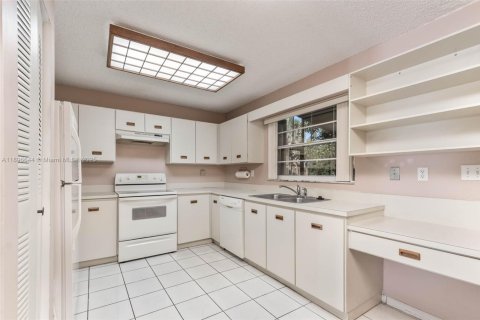 House in Miami, Florida 4 bedrooms, 247.49 sq.m. № 1948081 - photo 7