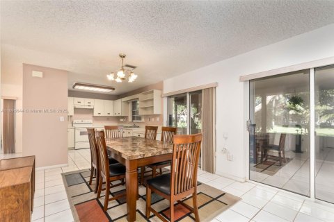 House in Miami, Florida 4 bedrooms, 247.49 sq.m. № 1948081 - photo 8