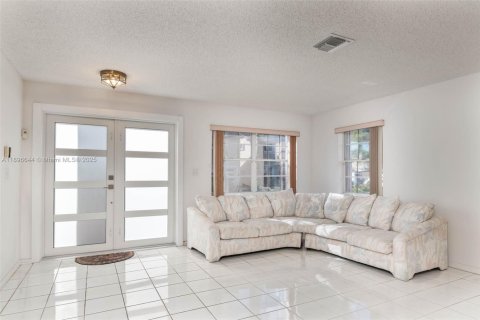 House in Miami, Florida 4 bedrooms, 247.49 sq.m. № 1948081 - photo 4
