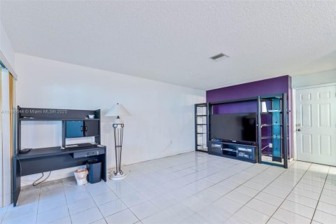House in Miami, Florida 4 bedrooms, 247.49 sq.m. № 1948081 - photo 9